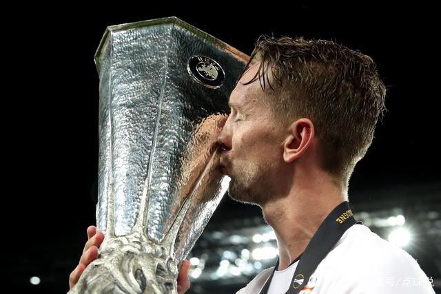 韩德君17分辽宁胜广州 郭艾伦领取冠军戒指